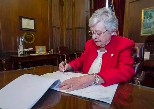 没有反转！强奸、乱伦也不能堕胎的禁令，这位女州长真的签字同意了，她还说…（组图） - 17