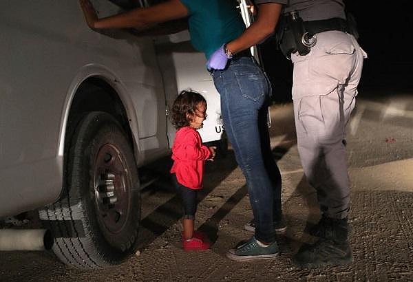 一名边境移民儿童正在哭泣。(图源：雅虎新闻网)