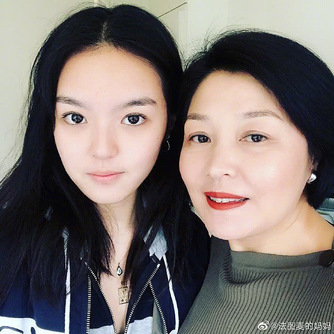 李咏女儿拿到驾照三个月就上路了，开着保时捷载着哈文太壕气（组图） - 4