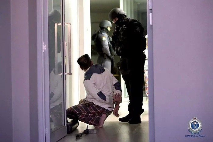 神马情况？300名悉尼警察突袭多家幼儿园！抓捕了18人，150名父母涉案（组图） - 2