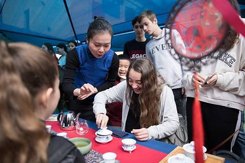 在以色列吉夫阿塔伊姆，以色列学生体验中国茶艺。 新华社