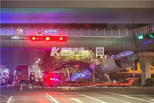 天桥被撞塌时 曹操专车司机猛踩油门带着乘客成功脱险