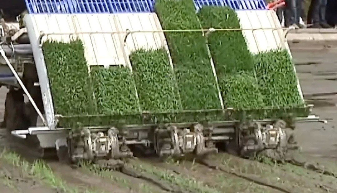 无人驾驶拖拉机开进中国农田 外国网友：绝妙啊（视频/组图） - 2
