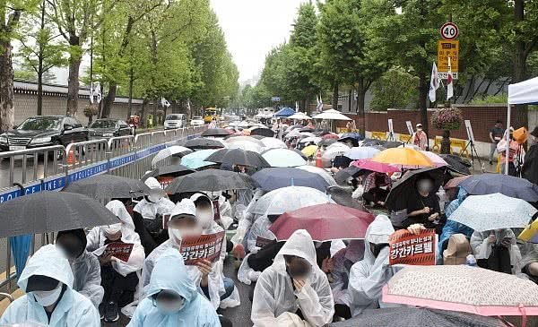 胜利夜店调查结果引起公愤，韩国女性团体集会抗议（视频/组图） - 7