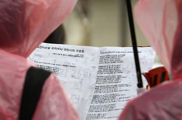 胜利夜店调查结果引起公愤，韩国女性团体集会抗议（视频/组图） - 8