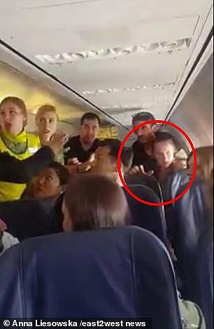 乌克兰女子醉酒后大闹飞机不愿坐外国人旁边，逼中国男子被迫换位