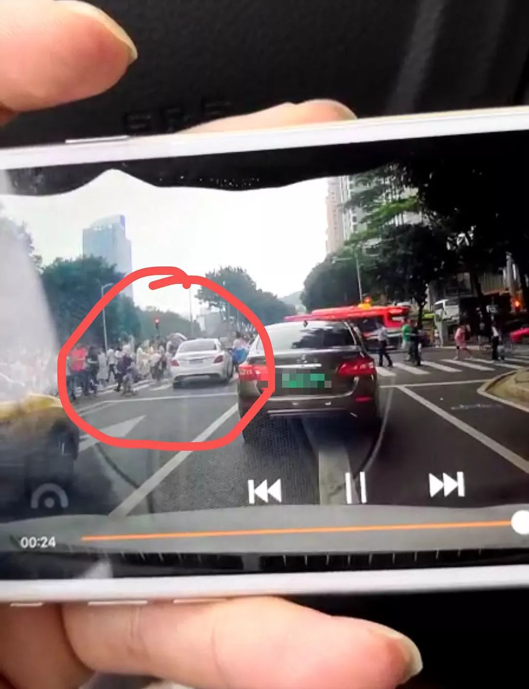 广州司机闯红灯致13伤，目击者称有行人被车带出好几米（视频/组图） - 1