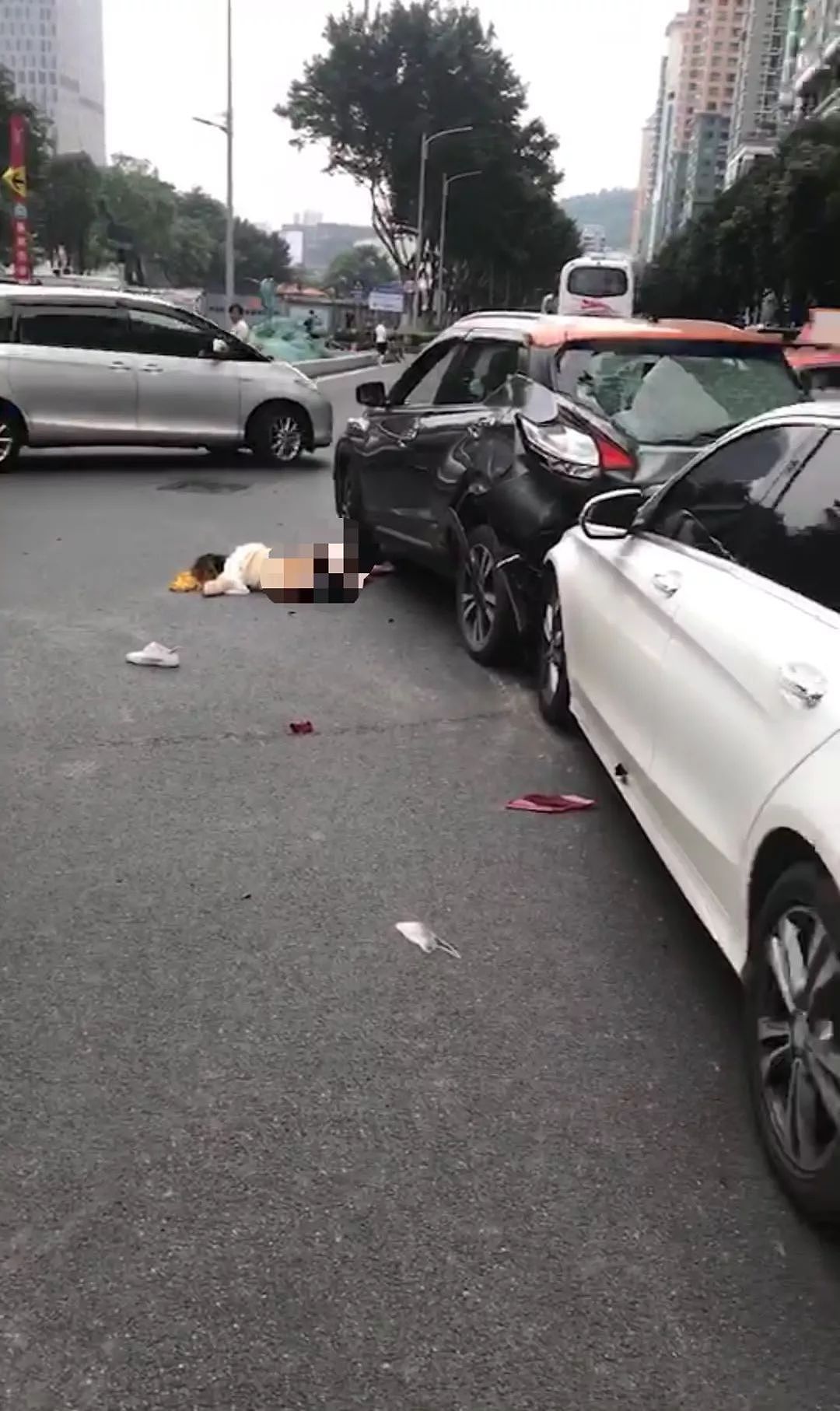 广州司机闯红灯致13伤，目击者称有行人被车带出好几米（视频/组图） - 2