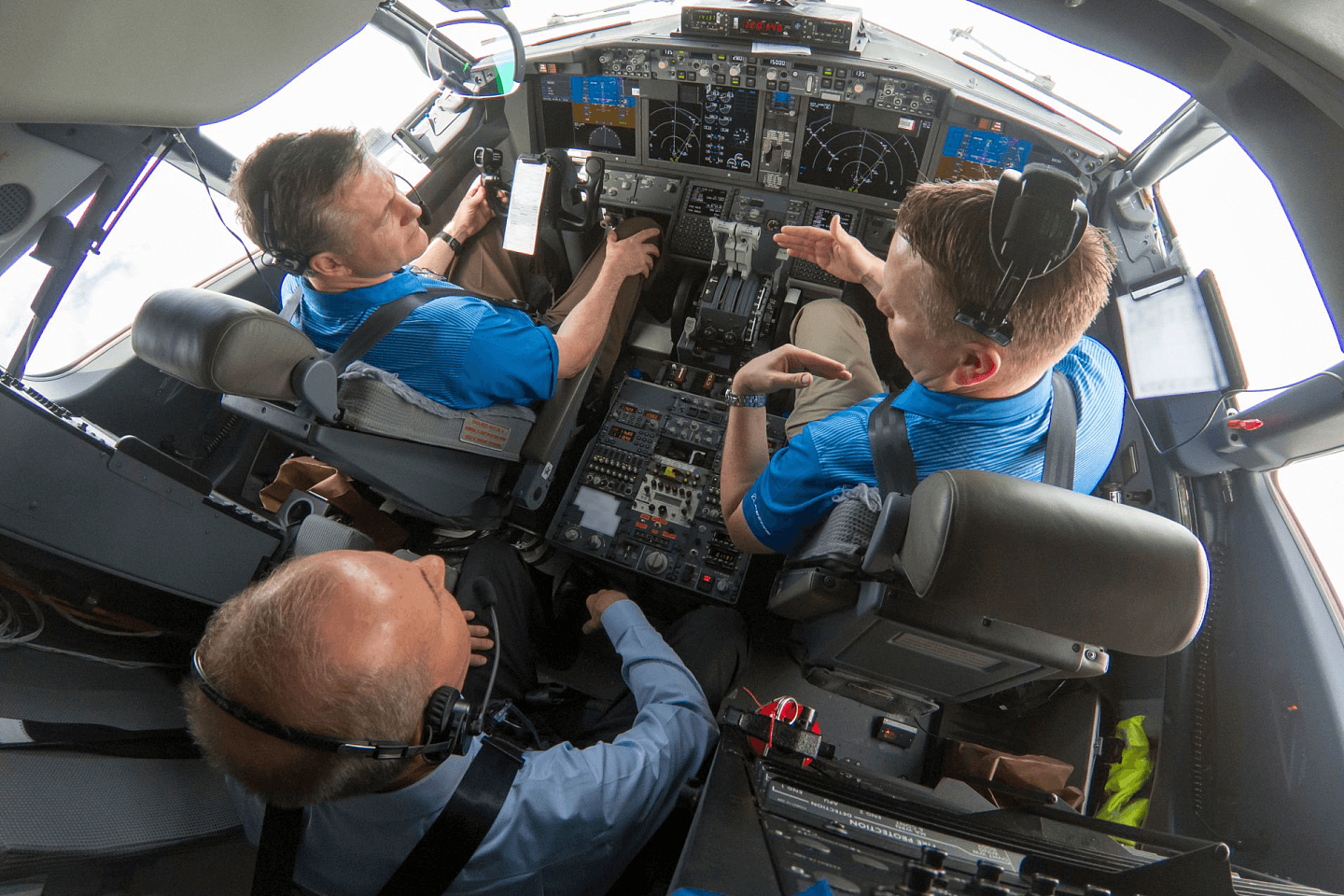 波音CEO米伦伯格参与改进后的737MAX试飞