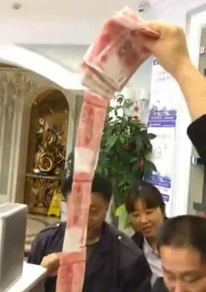 酸了！在客人吃剩的蛋糕里，服务员“捡”到11600元现金（视频/组图） - 3