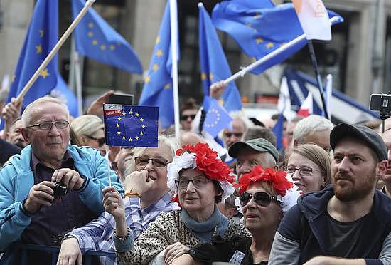 上周，欧洲多地爆发反民族主义、支持欧盟的游行 图自IC Photo