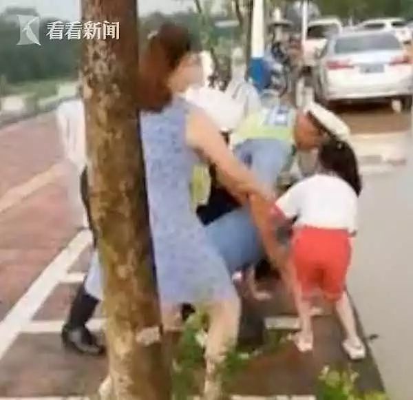 女孩跪地哭求交警“不要打爸爸”？警方通报来了（视频/图） - 1