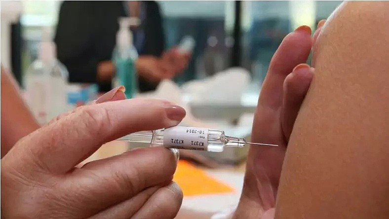 流感肆虐已造成维州26人去世，专家指戴口罩防流感不用，最有效还是打疫苗，流感疫苗澳洲老人孩子孕妇免费打 - 12