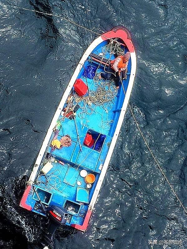 奇迹！海上遇险孤身漂流11天，男子获救抵达青岛，为活下去他曾“喝尿吃鱼食”
