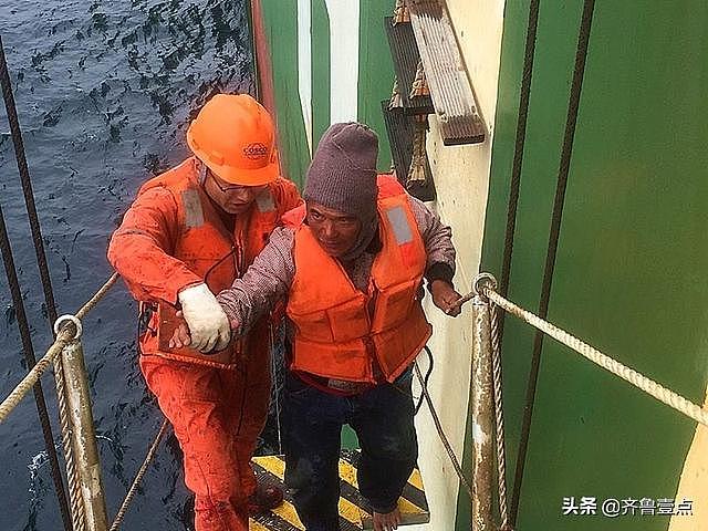 奇迹！海上遇险孤身漂流11天，男子获救抵达青岛，为活下去他曾“喝尿吃鱼食”