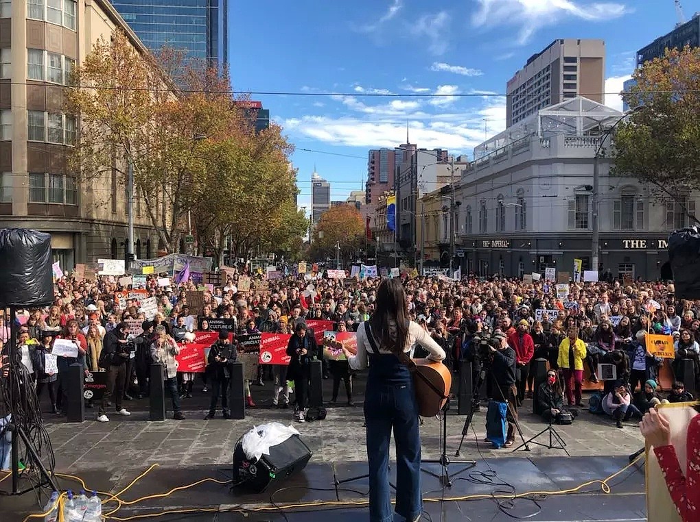 实拍！墨尔本CBD又双叒叕被封了！5000人“躺尸街头”，目的只有一个...（视频/组图） - 4