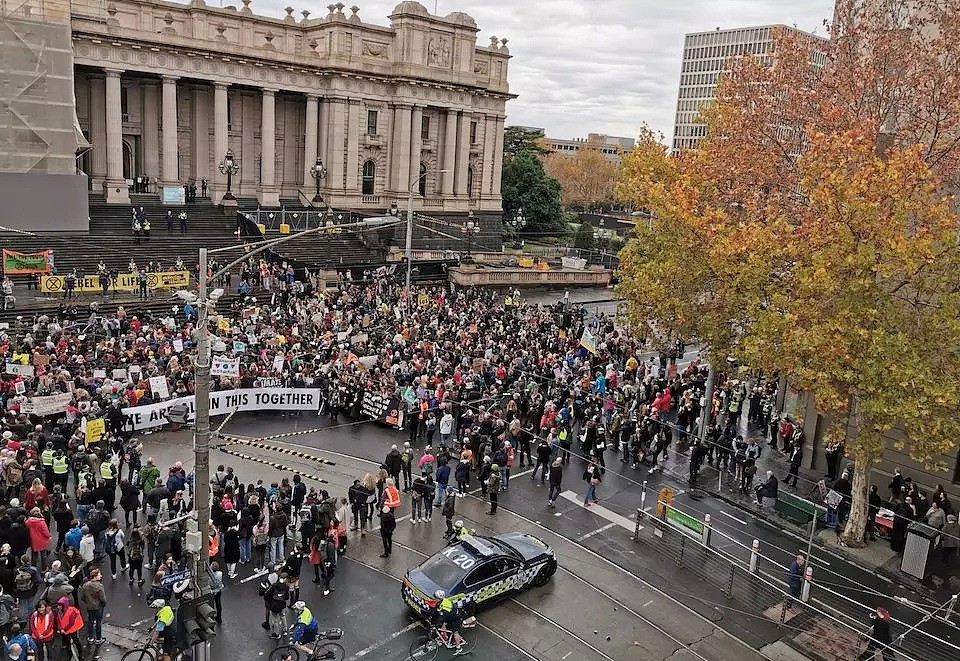 实拍！墨尔本CBD又双叒叕被封了！5000人“躺尸街头”，目的只有一个...（视频/组图） - 9