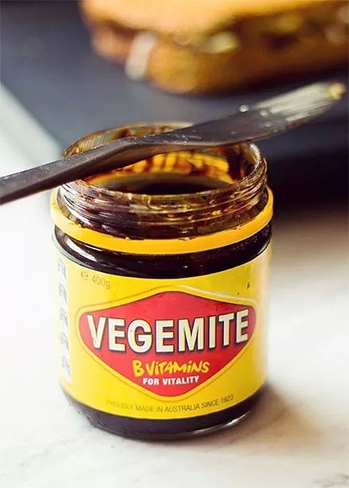澳洲人有多喜爱Vegemite？不仅有酒有巧克力甚至有鞋！但在日本，这款国民蘸酱就被群嘲，就像皮蛋和臭豆腐 - 2