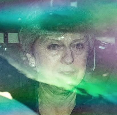 英国首相被拍到眼中似有泪水：保守党内逼宫，梅姨已到辞职边缘