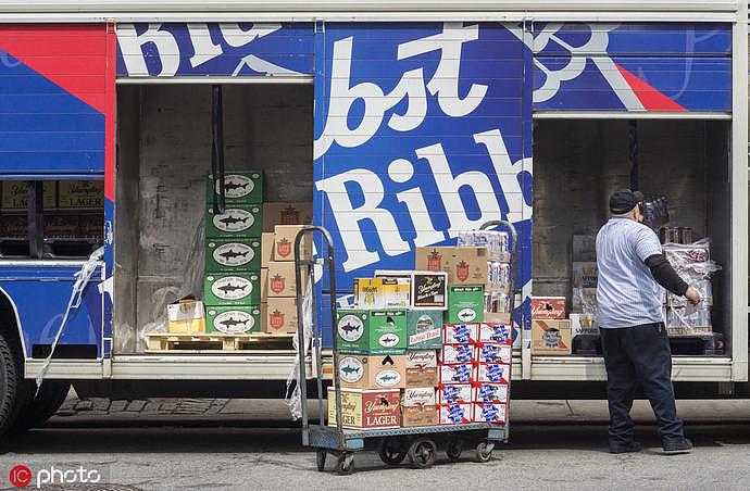 资料图：美国纽约州，一名经销商正在卡车运送啤酒 图自IC photo