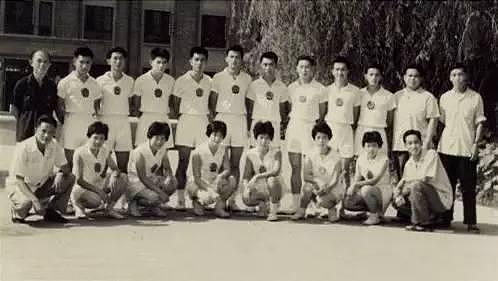 1963年，第一代中国羽毛球队男女队员、教练、领队合影