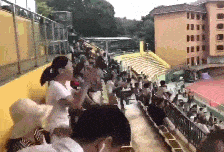 广州小学生球场踢出惊天世界波，网友：国足靠你了