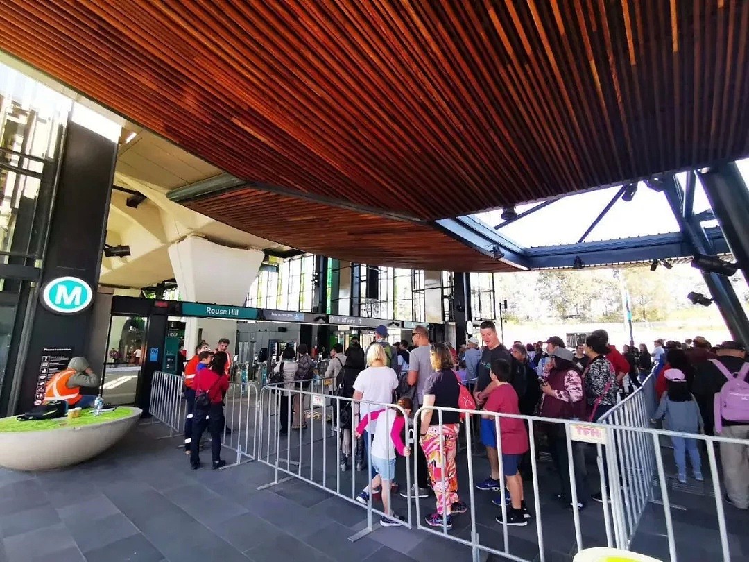 挤爆了！73亿的无人驾驶火车在悉尼开通第一天，门坏了！刷屏吐槽：这就是世界顶级？（组图） - 3