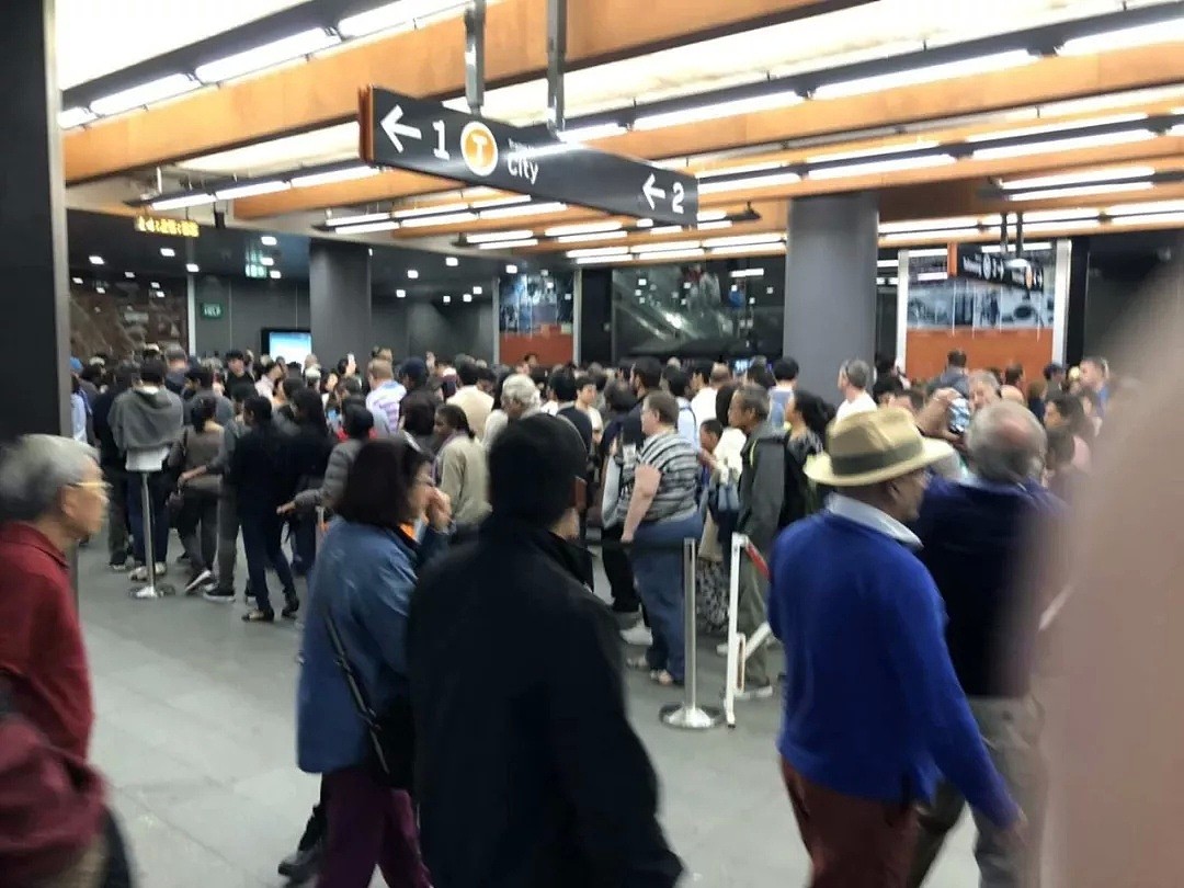 挤爆了！73亿的无人驾驶火车在悉尼开通第一天，门坏了！刷屏吐槽：这就是世界顶级？（组图） - 5