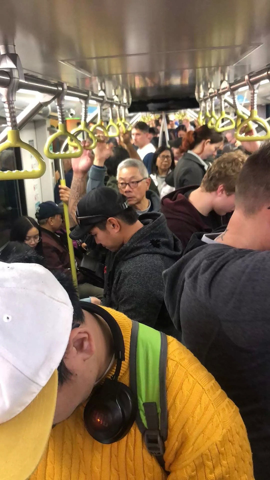 挤爆了！73亿的无人驾驶火车在悉尼开通第一天，门坏了！刷屏吐槽：这就是世界顶级？（组图） - 6
