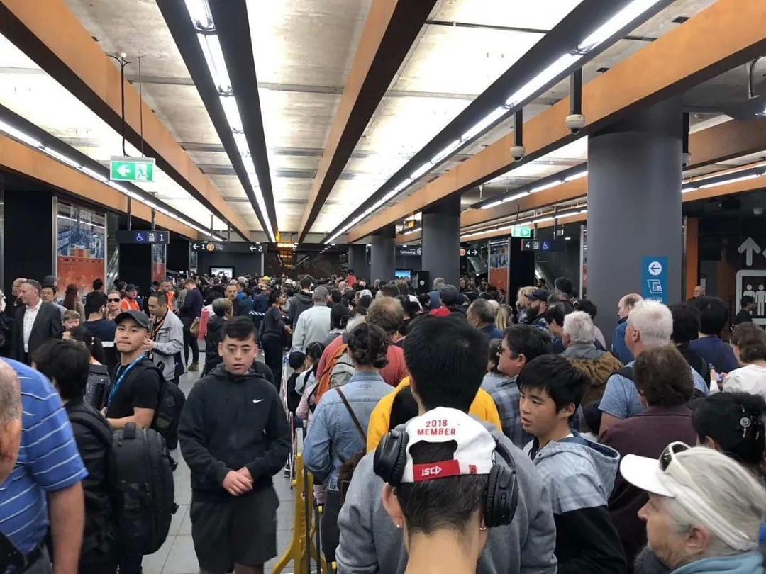 挤爆了！73亿的无人驾驶火车在悉尼开通第一天，门坏了！刷屏吐槽：这就是世界顶级？（组图） - 15
