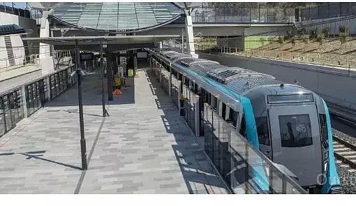 挤爆了！73亿的无人驾驶火车在悉尼开通第一天，门坏了！刷屏吐槽：这就是世界顶级？（组图） - 22