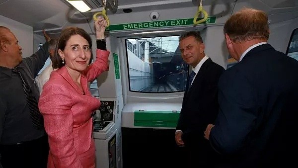 挤爆了！73亿的无人驾驶火车在悉尼开通第一天，门坏了！刷屏吐槽：这就是世界顶级？（组图） - 25