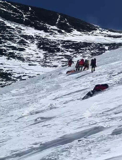 珠峰海拔8000米处“大堵车”：百人排队，7人丧生！视频让人揪心！（组图） - 3