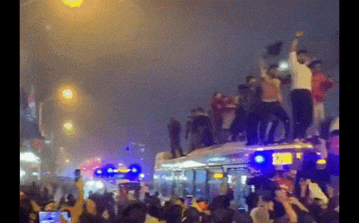 多伦多猛龙创造历史！球迷狂欢裸奔冲上TTC车顶（视频/组图） - 7