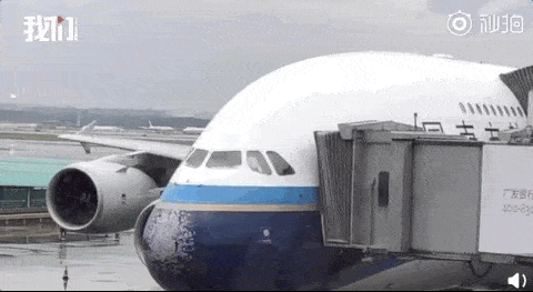 惊魂一刻！中国航班突遭冰雹袭击，挡风玻璃被砸裂！千钧一发之际，他们临危镇定... - 12