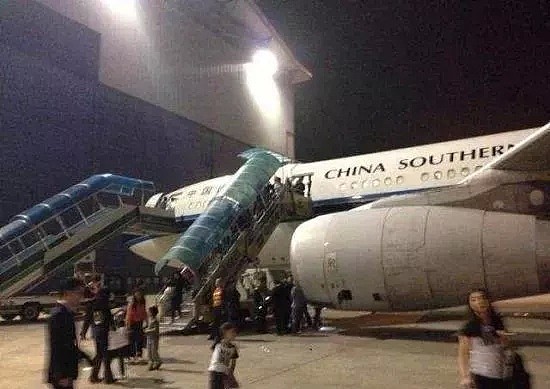 惊魂一刻！中国航班突遭冰雹袭击，挡风玻璃被砸裂！千钧一发之际，他们临危镇定... - 31
