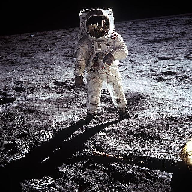 10名宇航员死于意外是巧合？美国多人推测阿波罗登月计划是骗局