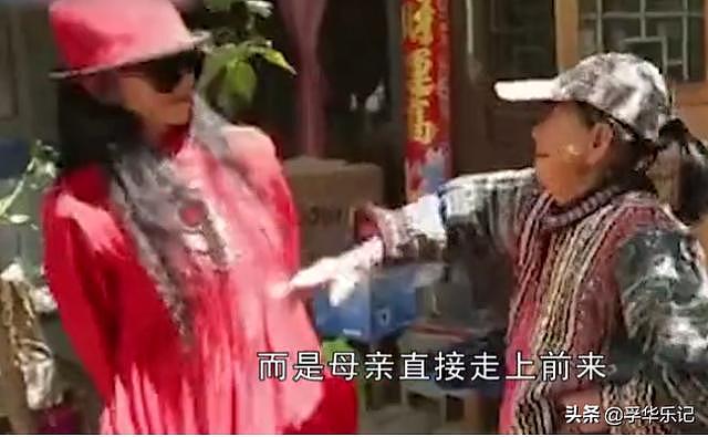 60岁杨丽萍回家看望妈妈，被扇耳光，一旁的鲁豫呆了