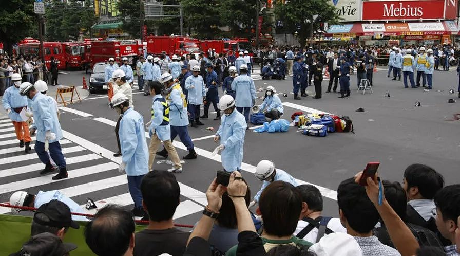 突发！日本惊爆当街随机捅杀小学生事件！19人受伤，3人心肺停止！凶手最后抹脖自杀！（组图） - 11
