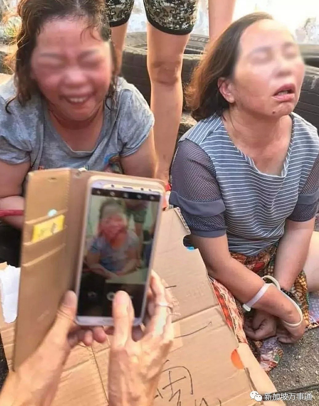 中国大妈在新加坡旁被虐惨：遭扔鸡蛋、游街、哭喊求饶……（组图） - 1
