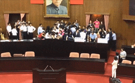 台湾立法院打起来了！蓝绿大战 抢占主席台（视频/组图） - 2