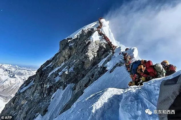 珠峰上都堵成这样了，全球登顶第一人要是知道，绝对躺不住了…（组图） - 1