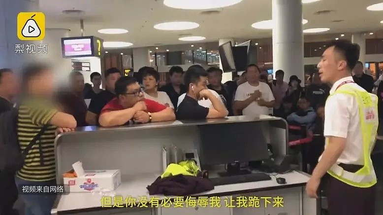 航班延误，男子竟要求工作人员下跪道歉，围观群众这么说…网友怒了！（视频/组图） - 6