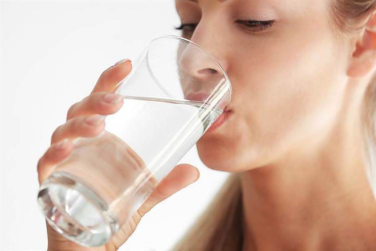 每天喝4升水会中毒？若这样喝水还真有可能致命！（组图） - 1