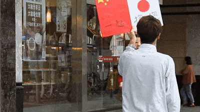 祈愿“中日友好”的日本小哥被抓了，警察叔叔的举动让他倍感暖心！（视频/组图） - 7
