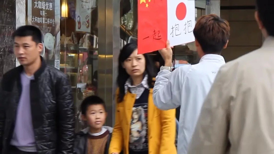 祈愿“中日友好”的日本小哥被抓了，警察叔叔的举动让他倍感暖心！（视频/组图） - 8