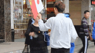 祈愿“中日友好”的日本小哥被抓了，警察叔叔的举动让他倍感暖心！（视频/组图） - 10
