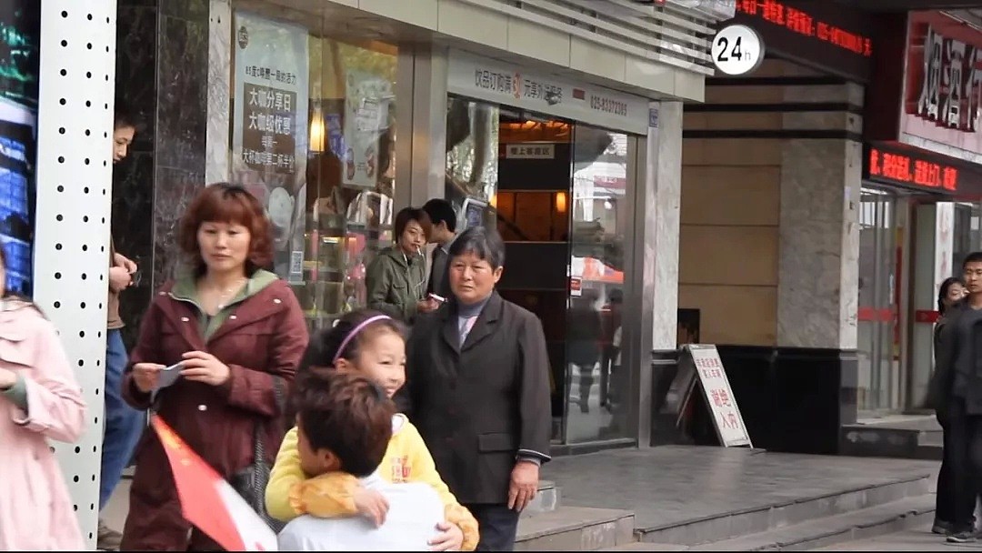 祈愿“中日友好”的日本小哥被抓了，警察叔叔的举动让他倍感暖心！（视频/组图） - 11