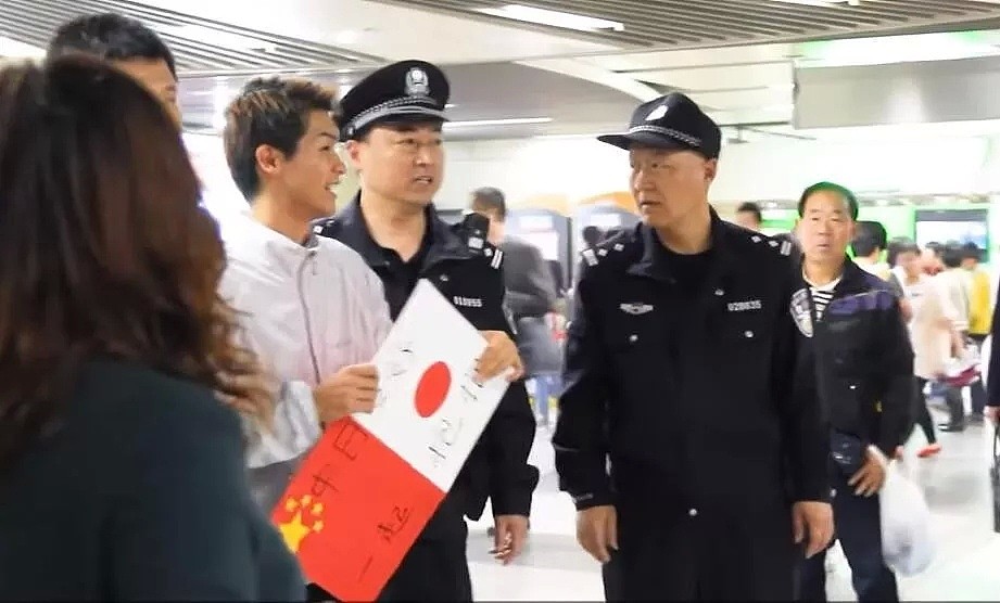 祈愿“中日友好”的日本小哥被抓了，警察叔叔的举动让他倍感暖心！（视频/组图） - 12