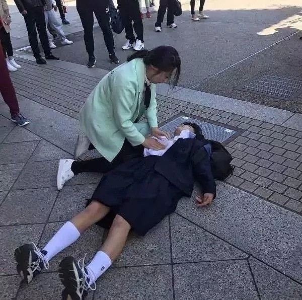 祈愿“中日友好”的日本小哥被抓了，警察叔叔的举动让他倍感暖心！（视频/组图） - 29